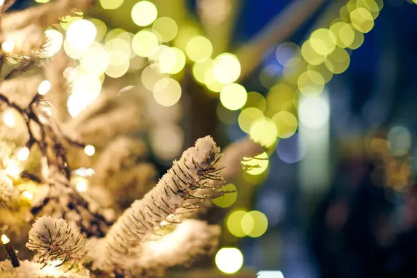 Árbol Navidad Con Luces Guirnaldas Amarillas Espacio Copia Bokeh Árbol — Foto de Stock