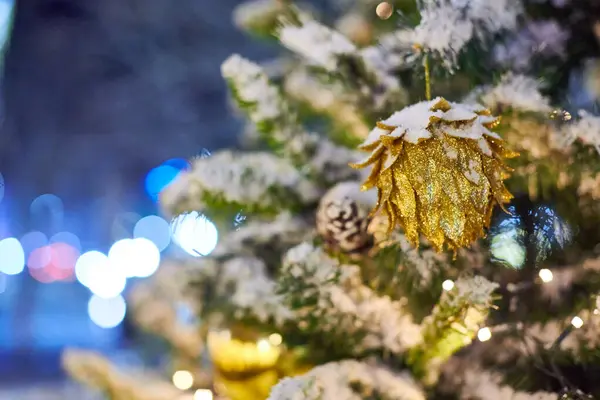 Julgran Kon Lampor Med Gula Girlanger Täckt Snö Utomhus Xmas — Stockfoto