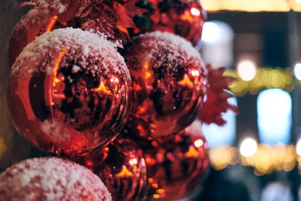 Julgran Dekorationer Täckt Snö Utomhus Xmas Träd Med Dekorativa Röda — Stockfoto