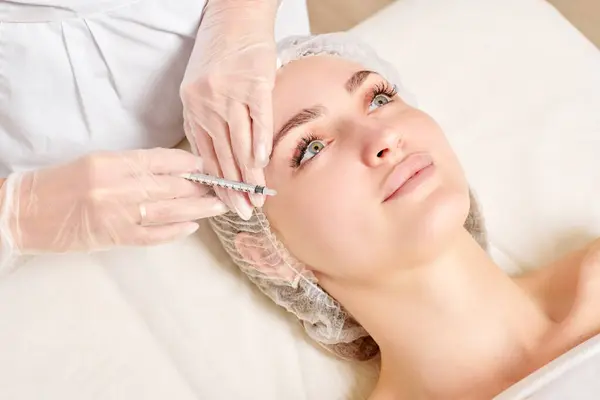 Kosmetologi Tekee Nuorentaminen Injektio Naisen Kasvot Ikääntyminen Kirurginen Kosmeettinen Menettely kuvapankkikuva
