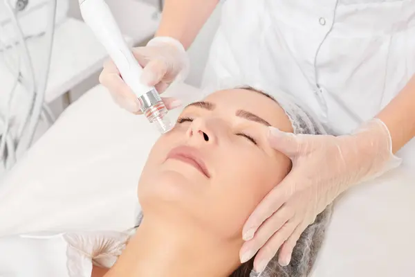 Cosmetologist Faz Aqua Esfoliação Para Rejuvenescimento Mulher Face Skincare Envelhecimento Imagens Royalty-Free