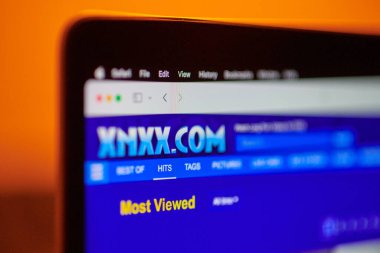 Kaliningrad, Rusya - 10.01.2024 - Dizüstü bilgisayarda XNXX web sitesinin ana sayfası, adres - xnx.com, popüler ücretsiz porno sitesi