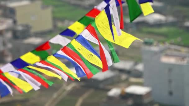 Színes Tibeti Imazászlók Lobogtatják Ősi Imáikat Békés Szélbe Kathmandu Felett — Stock videók