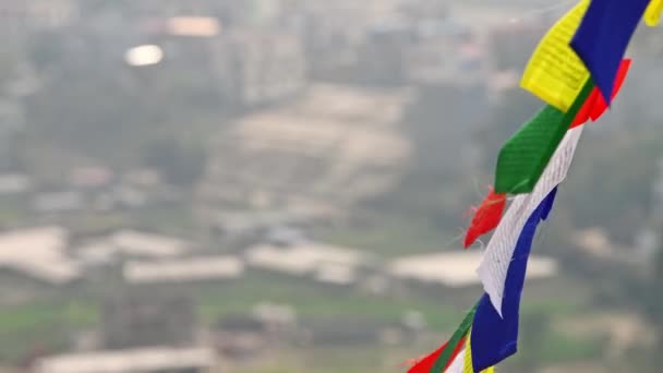 Renkli Tibet Dua Bayrakları Katmandu Şehrinin Üzerinde Dingin Bir Rüzgara — Stok video