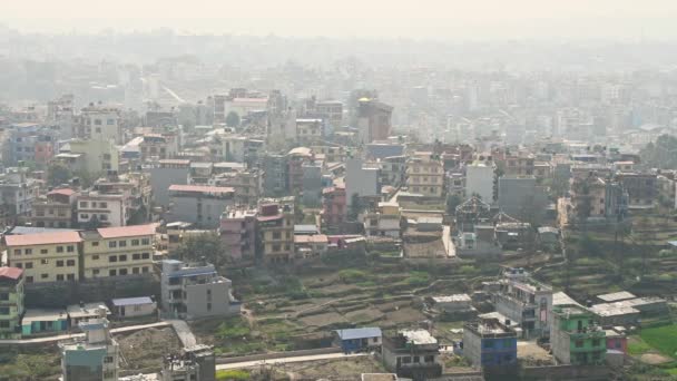 从山上俯瞰尼泊尔首都加德满都 穿过城市的薄雾 有许多低矮的建筑物 城市景观在山区的空气中营造出一种飘逸的氛围 加德满都的空气污染 — 图库视频影像