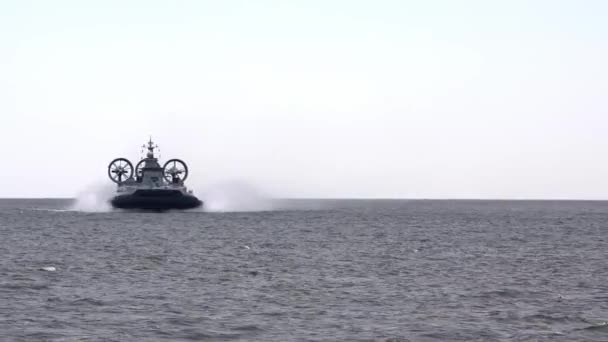 Ryska Svävare Krigsfartyg Segel Havet Redo För Attack Fienden Beväpnade — Stockvideo
