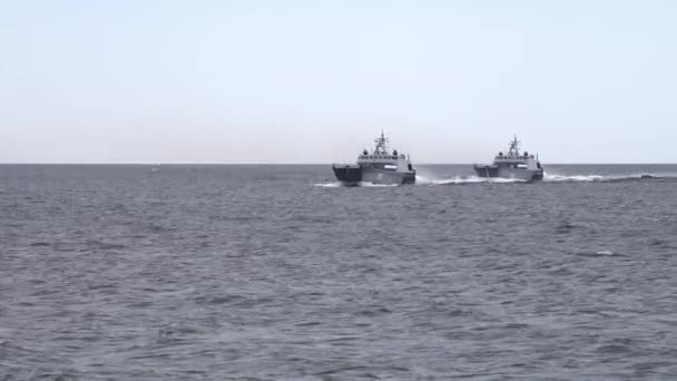 ロシアの軍艦は ロシアの軍事将校の順序によって海に浮かぶ敵 ロシア海軍の武装した軍艦による攻撃の準備ができて海上に航行します 海の波を切断する大きな恐ろしい軍艦 — ストック動画