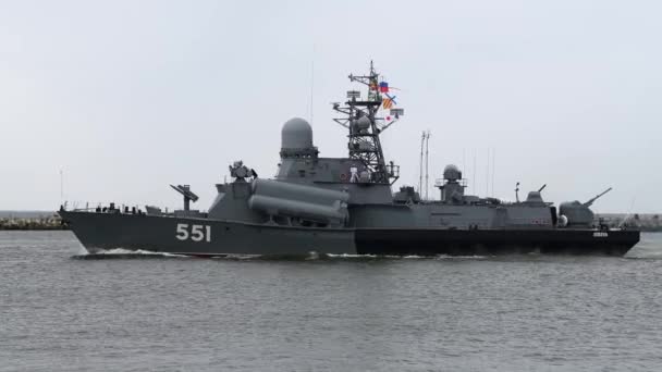 ロシアの戦艦は ロシアの軍将校の命令で海に浮かぶロシア海軍の武装した軍艦による攻撃のための海岸線に沿って航行し 海の波を通って切断される恐ろしい戦艦 — ストック動画