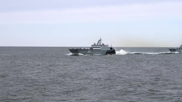 러시아 군함은 공격을 바다에 러시아의 장교의 명령에 바다에 러시아 해군의 — 비디오
