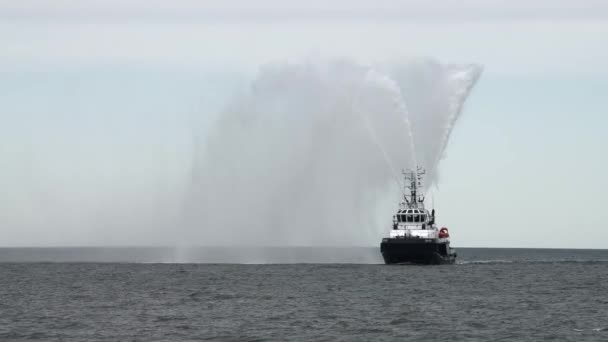 Ρωσικά Fireboat Πλέουν Στη Θάλασσα Εκτελούνται Άντληση Νερού Εξειδικευμένο Σκάφος — Αρχείο Βίντεο