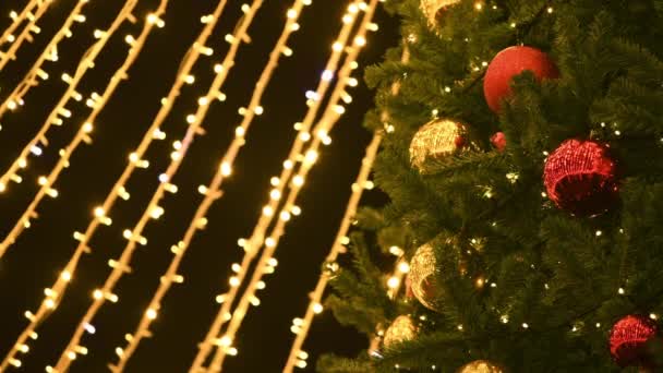 Árbol Navidad Año Nuevo Decorado Bolas Navidad Con Luces Amarillas — Vídeos de Stock