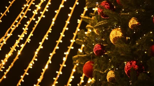 Πρωτοχρονιάτικο Χριστουγεννιάτικο Δέντρο Διακοσμημένα Μπάλες Χριστούγεννα Κίτρινα Φώτα Τρεμοπαίζουν Γιρλάντες — Αρχείο Βίντεο