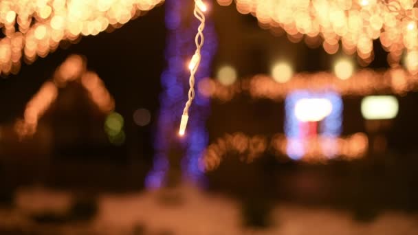Luces Parpadeantes Borrosas Guirnaldas Colgantes Para Las Decoraciones Calle Navidad — Vídeo de stock