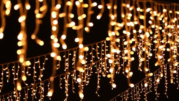 Rozmazané Blikající Světla Závěsné Girlandy Nový Rok Vánoční Pouliční Dekorace — Stock video