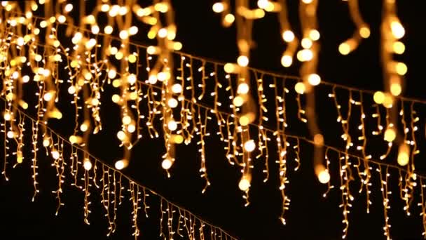 Luzes Cintilantes Borradas Guirlandas Penduradas Para Decorações Rua Natal Ano — Vídeo de Stock