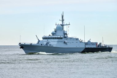 Silahlı Rus savaş gemisi, askeri hedefe doğru yelken açıyor. Stratejik manevra yapan askeri gemi, taktiksel avantaj için Rus deniz gücü konuşlandırması.