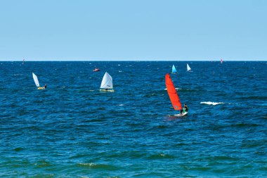 Mavi deniz yelkenli yelkenli yelkenli yarışı, yat kulübü katılımcıları arasında denizcilik sporu müsabakası, yat yarışı hobisi.