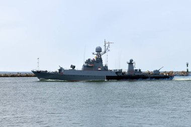 Silahlı Rus savaş gemisi, askeri hedefe doğru yelken açıyor. Stratejik manevra yapan askeri gemi, taktiksel avantaj için Rus deniz gücü konuşlandırması.