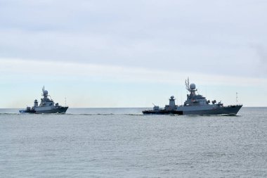 Rus savaş gemilerinin filosu askeri hedefe doğru yelken açıyor, silahlı savaş gemileri stratejik manevra yapan düşmana saldırmaya hazır, Rus deniz gücü konuşlandırma gemileri taktiksel avantaj sağlıyor.