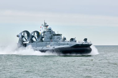 Düşman, askeri hovercraft gemisi stratejik manevra ve Rus deniz gücü konuşlandırmasını gerçekleştirmek için askeri hedefe doğru yelken açmış Hovercraft savaş gemisi.