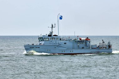 Silahlı Rus savaş gemisi, askeri hedefe doğru yelken açıyor. Stratejik manevra yapan askeri gemi, taktiksel avantaj için Rus deniz gücü konuşlandırması.