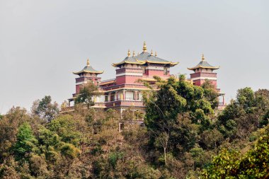 Dağdaki Tibet tapınağı yeşil bitki örtüsüyle çevrili barışçıl doğanın ortasında ziyaretçileri doğayla bağlantı kurmaya ve iç huzuru bulmaya davet ediyor, Amitabha Vakfı İnziva Merkezi