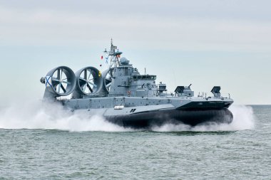 Düşman, askeri hovercraft gemisi stratejik manevra ve Rus deniz gücü konuşlandırmasını gerçekleştirmek için askeri hedefe doğru yelken açmış Hovercraft savaş gemisi.