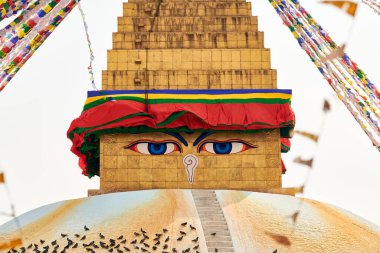Katmandu 'daki Boudhanath stupa, Nepal süslenmiş Buda bilgelik gözleri ve dua bayrakları, Katmandu' daki en popüler turistik ilgi odağı ruhanilik ve turizmin ahenkli bir karışımını yansıtıyor.