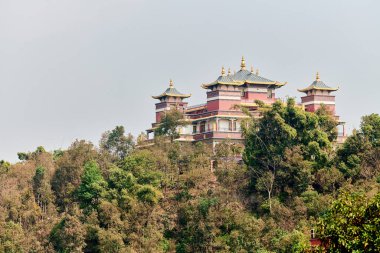 Dağdaki Tibet tapınağı yeşil bitki örtüsüyle çevrili barışçıl doğanın ortasında ziyaretçileri doğayla bağlantı kurmaya ve iç huzuru bulmaya davet ediyor, Amitabha Vakfı İnziva Merkezi