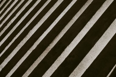 Mimari yapıyı korumak için simetrik sütunlar, ışığın mimari ritmine soyut açı görünümü ve sessiz renklerdeki sütunların gölgeleri denge ve düzen duygusunu çağrıştırıyor