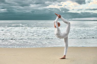 Beyaz fütüristik takım elbiseli genç tüysüz balerin kumlu sahilde dans ediyor. Kel, genç ve güzel bir kızla mecazi gerçeküstü bir performans sergiliyor. Kendine güveni ve eşsiz bir güzelliği var.