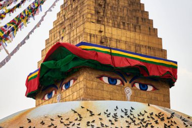 Katmandu 'daki Boudhanath stupa, Nepal süslenmiş Buda bilgelik gözleri ve dua bayrakları, Katmandu' daki en popüler turistik ilgi odağı ruhanilik ve turizmin ahenkli bir karışımını yansıtıyor.