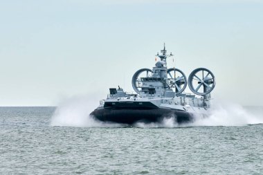 Düşman, askeri hovercraft gemisi stratejik manevra ve Rus deniz gücü konuşlandırmasını gerçekleştirmek için askeri hedefe doğru yelken açmış Hovercraft savaş gemisi.