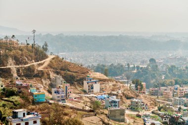 Nepal 'in Katmandu başkentinin dağdan şehir sisi boyunca manzarası alçak binalar, şehir manzarası dağ havasında ruhani bir atmosfer yaratıyor, Kathmandu hava kirliliği