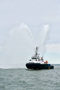 İtfaiye gemisi açık denizde yelken açar. Yanlara su püskürterek Rus deniz kuvvetleri geçit töreninde Rus deniz kuvvetlerinin denizcilik gücünü gösterir.