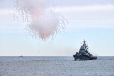 Rus savaş gemisi kendini savunmak için sahte fişekler ateşledi. Deniz askeri gemisinde yelken açtı. Füze koruması kullandı.