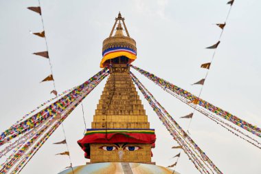 Katmandu 'daki Boudhanath stupa, Nepal süslenmiş Buda bilgelik gözleri ve dua bayrakları, Katmandu' daki en popüler turistik ilgi odağı ruhanilik ve turizmin ahenkli bir karışımını yansıtıyor.