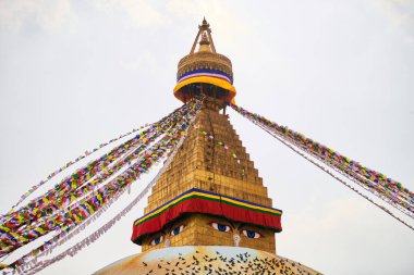 Katmandu 'daki Boudhanath stupa, Nepal süslenmiş Buda bilgelik gözleri ve dua bayrakları, Katmandu' daki en popüler turistik ilgi odağı ruhanilik ve turizmin ahenkli bir karışımını yansıtıyor.