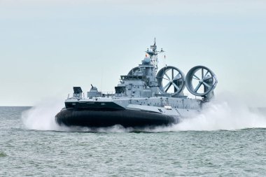 Düşman, askeri hovercraft gemisi stratejik manevra ve Rus deniz gücü konuşlandırmasını gerçekleştirmek için askeri hedefe doğru yelken açmış Hovercraft savaş gemisi.