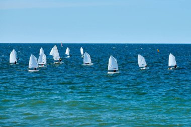 Mavi deniz yelkenli yelkenli yelkenli yarışı, yat kulübü katılımcıları arasında denizcilik sporu müsabakası, yat yarışı hobisi.