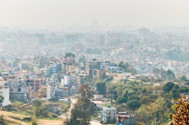 Nepal 'in Katmandu başkentinin dağdan şehir sisi boyunca manzarası alçak binalar, şehir manzarası dağ havasında ruhani bir atmosfer yaratıyor, Kathmandu hava kirliliği