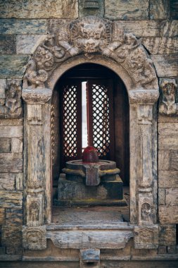 Katmandu, Nepal 'deki Pashupatinath Tapınağı' nda Shiva Lingam ile Pandra Shivalaya 'nın antik adak tapınağı, Hinduizm' in dini sembolü kutsal aura ve ilahi enerji yayar.