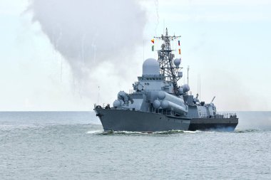 Rus savaş gemisi kendini savunmak için sahte fişekler ateşledi. Deniz askeri gemisinde yelken açtı. Füze koruması kullandı.