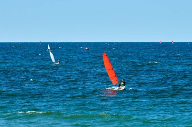 Yelkenli yelkenli yelkenli yelkenli yarışı, yat kulübü katılımcıları arasında denizcilik sporu müsabakası, yat yarışı hobisi.