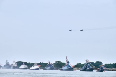 Askeri savaş jetleri Rus deniz kuvvetleri üzerinde uçuyor kıyı şeridi boyunca savaş gemilerini geçit töreni Donanma Günü 'nde askeri gemilerin oluşumu, Rus deniz kuvvetlerinin deniz manzarası...