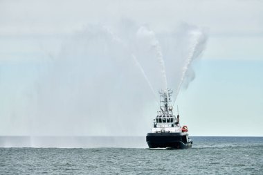 İtfaiye gemisi açık denizde yelken açar. Yanlara su püskürterek Rus deniz kuvvetleri geçit töreninde Rus deniz kuvvetlerinin denizcilik gücünü gösterir.