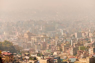 Nepal 'in Katmandu başkentinin dağdan şehir sisi boyunca manzarası alçak binalar, şehir manzarası dağ havasında ruhani bir atmosfer yaratıyor, Kathmandu hava kirliliği