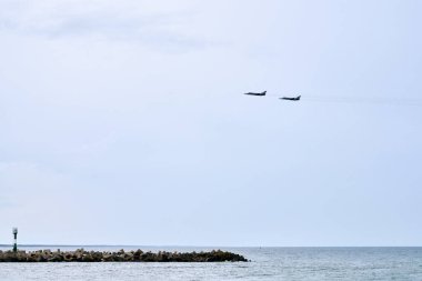 Füze uçaklarıyla donatılmış iki Rus savaş uçağı kıyıya doğru uçuyor. Hedef sistemli avcı uçakları askeri harekat için havadan manevra yapıyor.