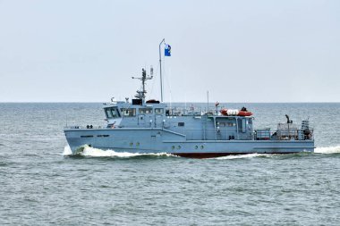 Silahlı Rus savaş gemisi, askeri hedefe doğru yelken açıyor. Stratejik manevra yapan askeri gemi, taktiksel avantaj için Rus deniz gücü konuşlandırması.