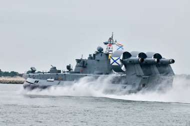Düşman, askeri hovercraft gemisi stratejik manevra ve Rus deniz gücü konuşlandırmasını gerçekleştirmek için askeri hedefe doğru yelken açmış Hovercraft savaş gemisi.